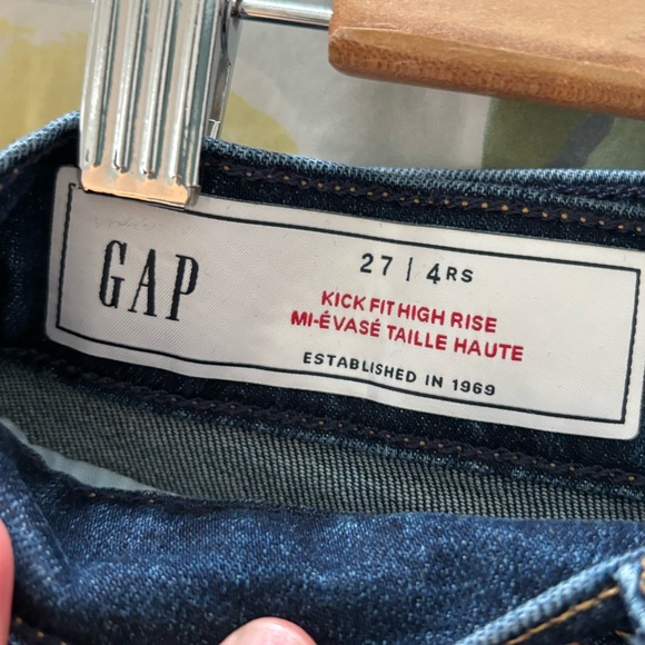 GAP Kickfit high-rise cropped jeans with raw hem - Picture 2 of 3